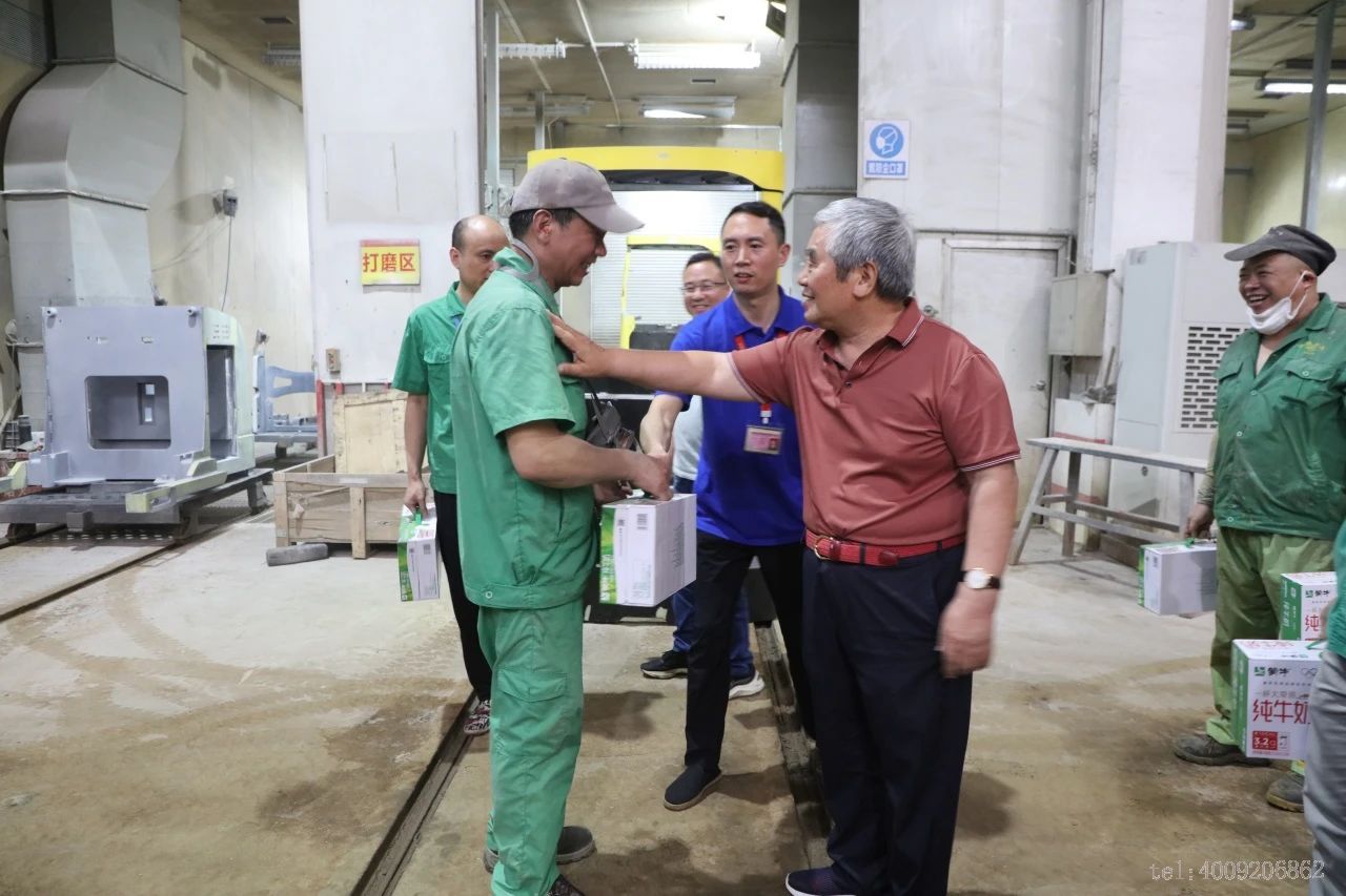 公司領(lǐng)導(dǎo)深入一線慰問(wèn)員工,傳遞溫暖關(guān)懷(圖2) 公司領(lǐng)導(dǎo)深入一線慰問(wèn)員工,傳遞溫暖關(guān)懷(圖2)