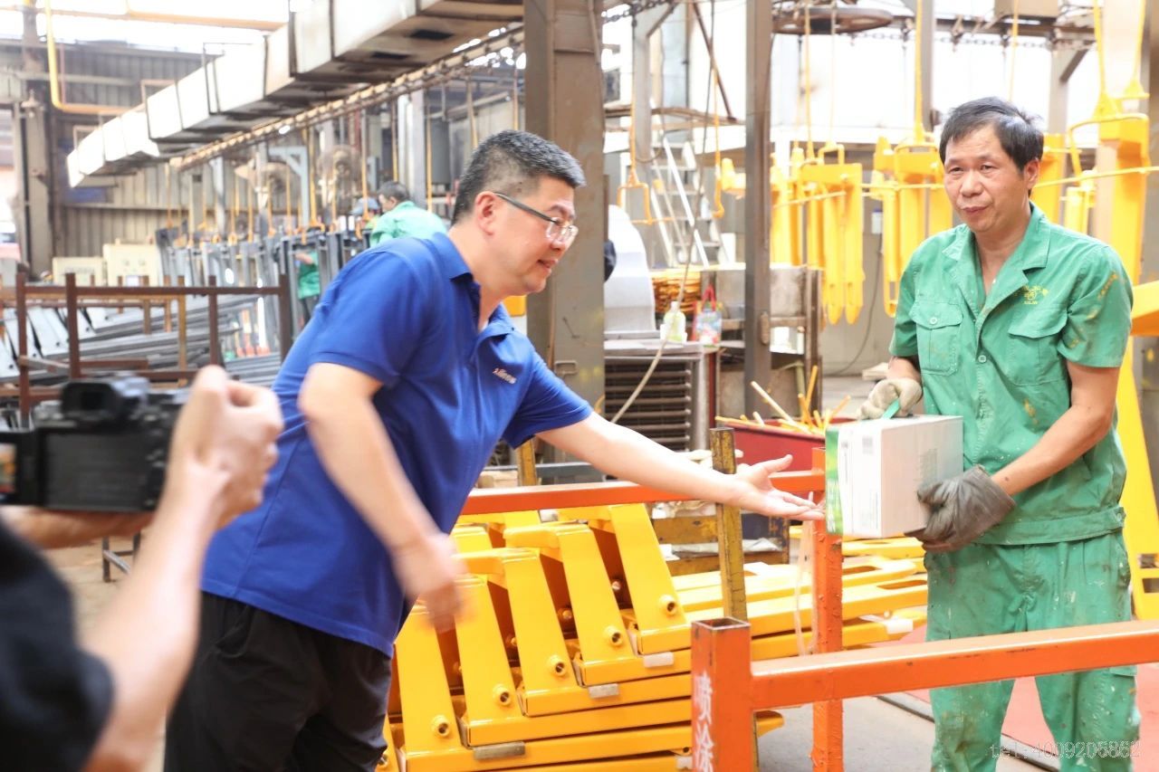 公司領(lǐng)導(dǎo)深入一線慰問(wèn)員工,傳遞溫暖關(guān)懷(圖3) 公司領(lǐng)導(dǎo)深入一線慰問(wèn)員工,傳遞溫暖關(guān)懷(圖3)